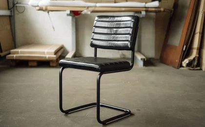 Echtleder Freischwinger Stuhl mit einem Metallgestell Echtleder Freischwinger Stuhl mit einem Metallgestell