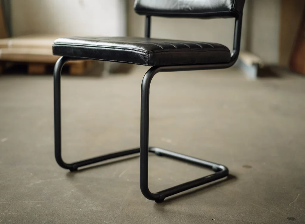 Echtleder Freischwinger Stuhl mit einem Gestell aus Metall