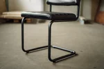 Echtleder Freischwinger Stuhl mit einem Gestell aus Metall