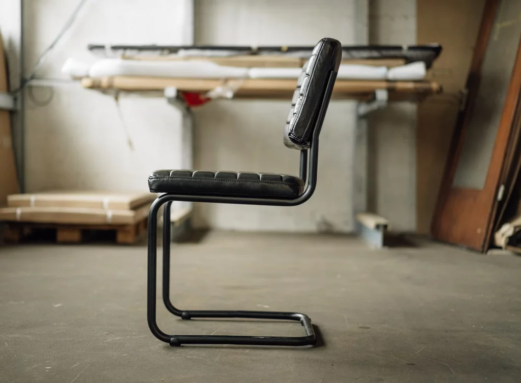 Schwingstuhl aus Leder und Metall mit bequemen Sitzen