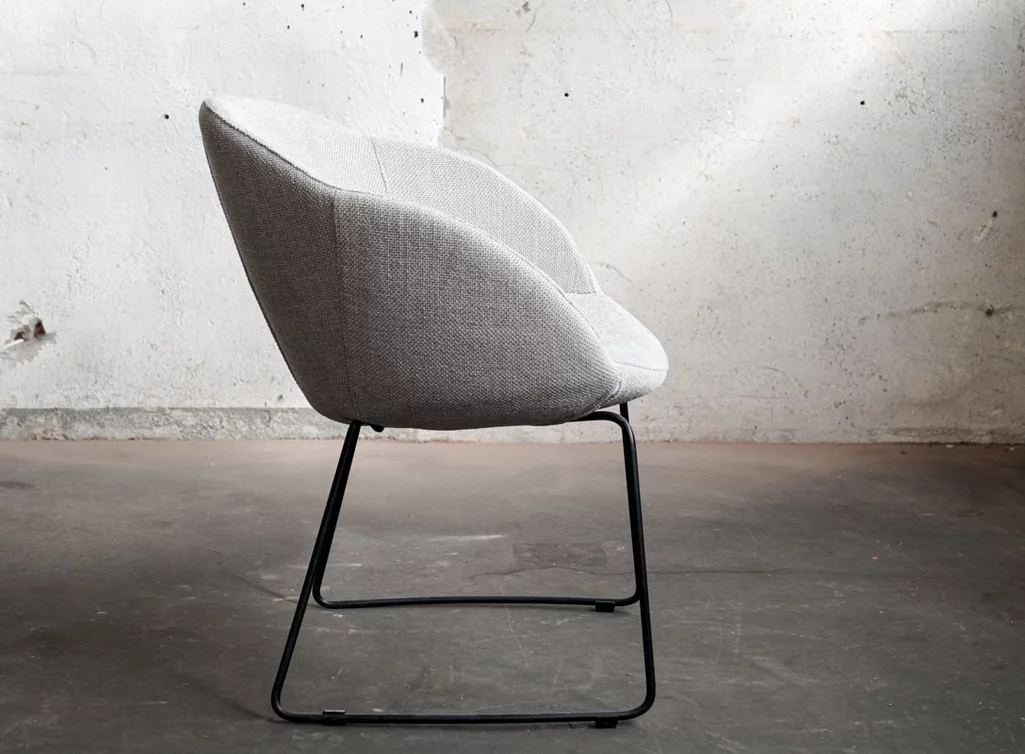 Stoff Stuhl mit einer Sitzschale und einem Kufengestell