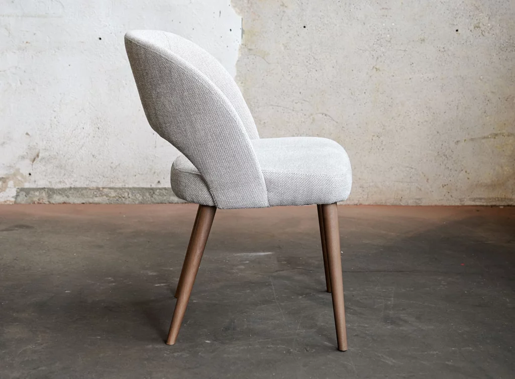 Stoffstuhl mit einer gemütlichen Sitzschale gefertigt