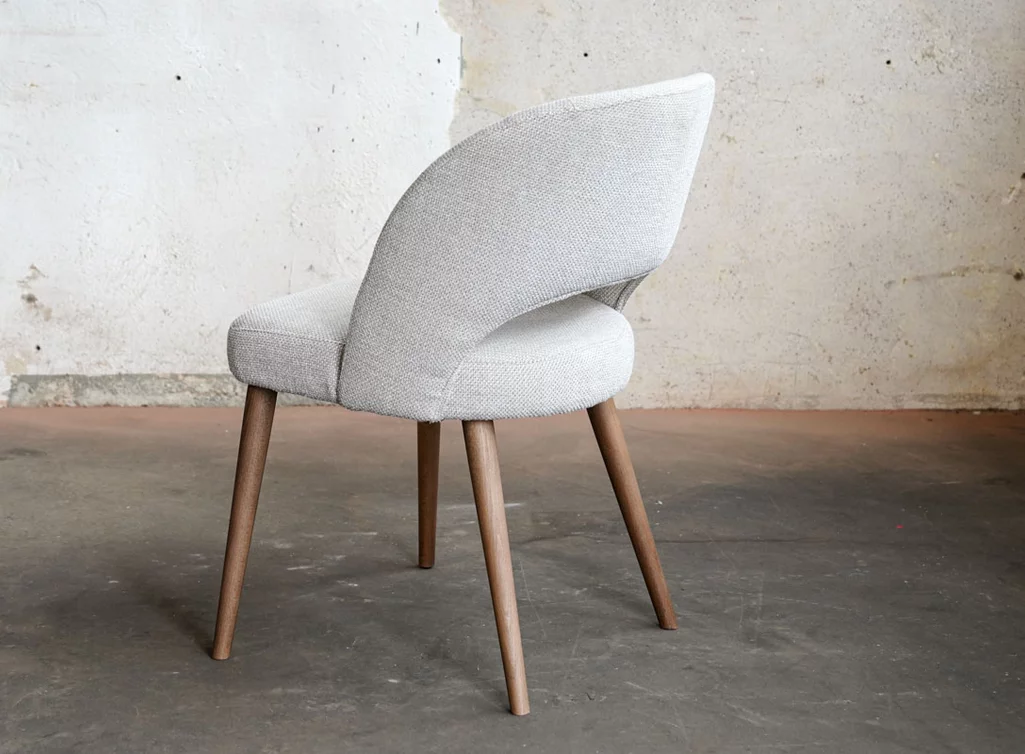 Stuhl mit Stoffbezug in verschiedenen Arten und Farben