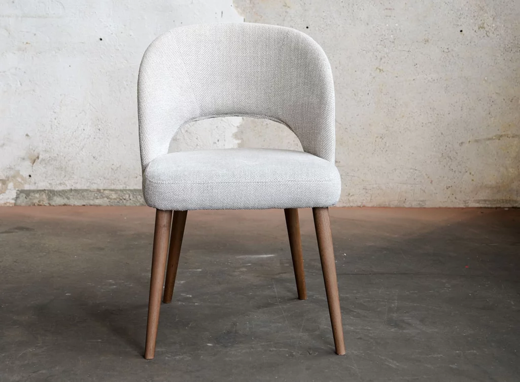 Stuhl mit Stoffbezug und Echtholzbeinen