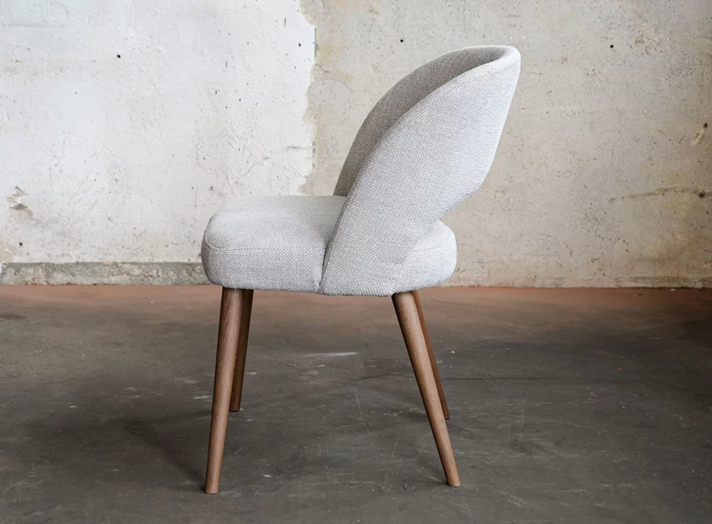 Stuhl mit Stoffbezug und konischen Beinen aus Holz