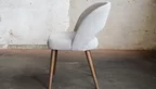 Stuhl mit Stoffbezug und konischen Beinen aus Holz