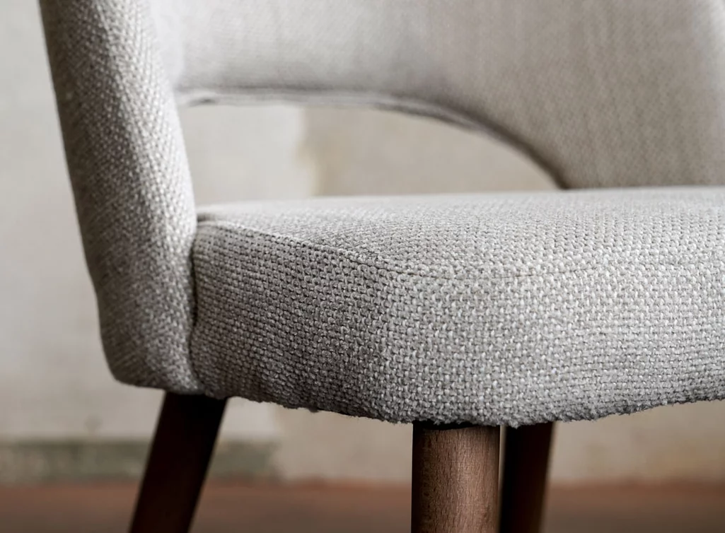 Detailansicht vom Stoffstuhl Bezug und Stuhlbein