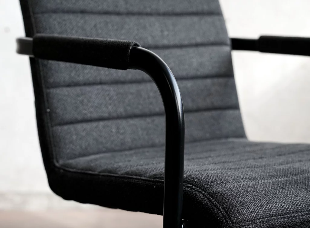 Detailansicht Freischwinger Stuhl aus Stoff