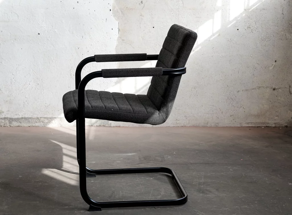 Freischwinger Stuhl mit einem Stoffbezug in verschiedenen Farben erhältlich