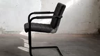 Freischwinger Stuhl mit einem Stoffbezug in verschiedenen Farben erhältlich