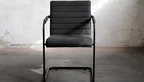 Freischwinger Stuhl mit einem Bezug aus Stoff