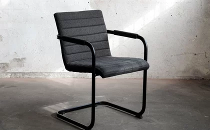 Freischwinger Stuhl Stoff mit einem Metallgestell gefertigt Freischwinger Stuhl Stoff mit einem Metallgestell gefertigt