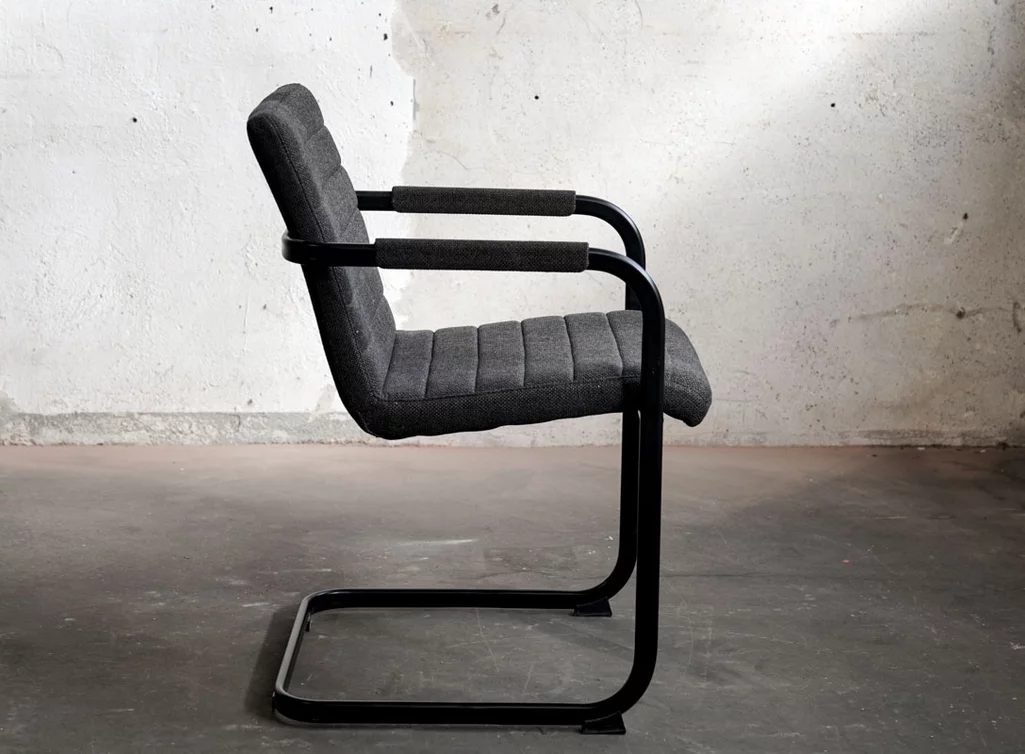 Stuhl aus Stoff mit Armlehnen