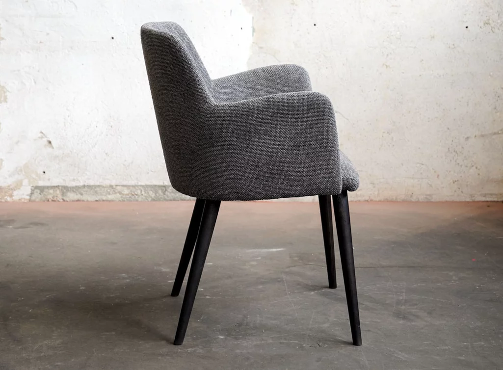 Armlehnstuhl in verschiedenen Stoffarten und Farben