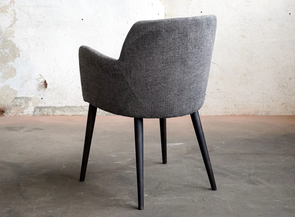 Armlehnstuhl mit konischen Massivholzbeinen aus Buche