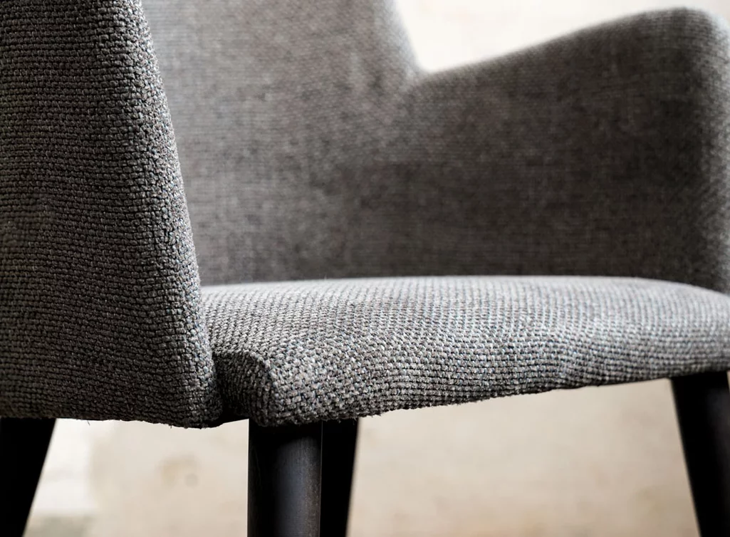 Detailansicht Esszimmer Stuhl vom Stoffbezug der Sitzschale