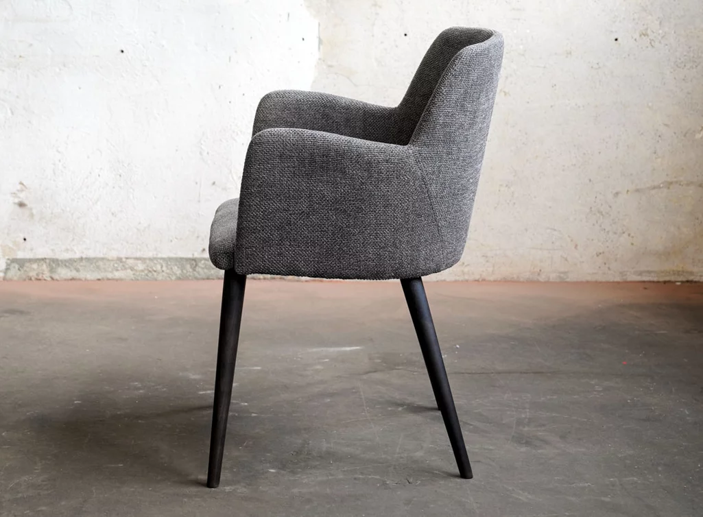 Esszimmer Stuhl mit einer aus Stoff bezogenen Sitzschale