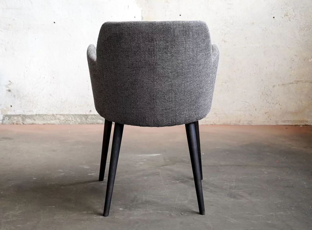 Esszimmerstuhl mit Stoff bezogen und Holzbeinen ausgestattet