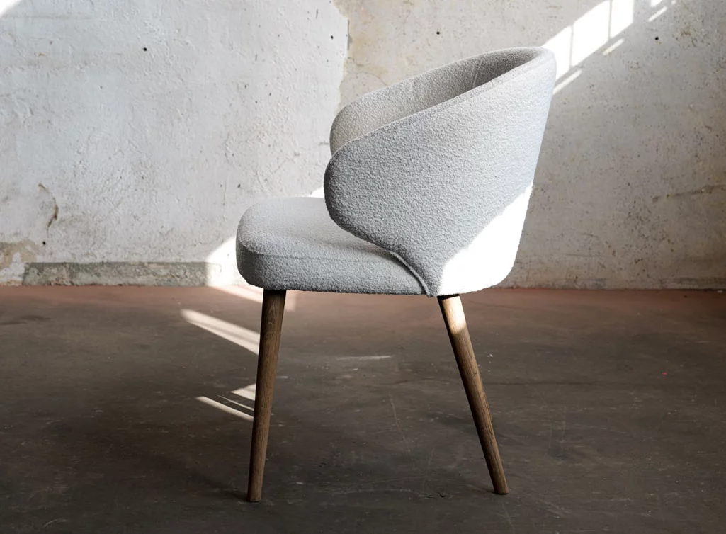 Schalenstuhl modern in verschiedenen Stoffarten und Farben verfügbar