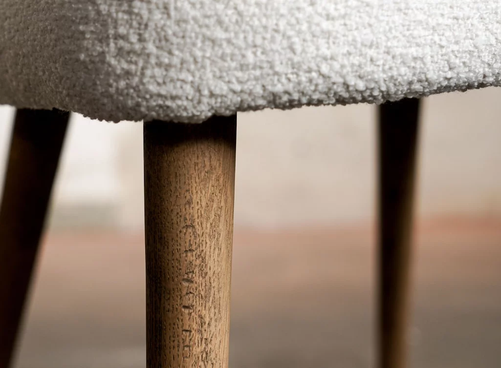 Stoffstuhl Detailansicht der Holzbeine