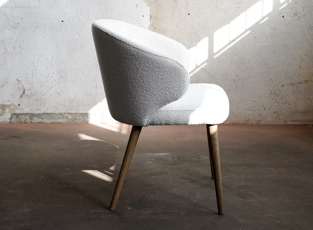 Stoffstuhl mit Armlehnen und Beinen aus Holz in verschiedenen Farben zur Auswahl