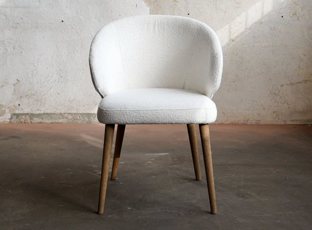 Stoffstuhl mit einer Sitzschale, Ansicht von vorne