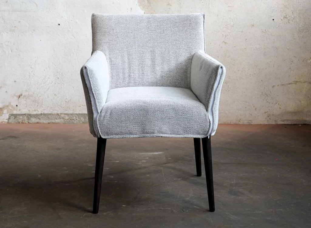 Armlehnstuhl aus Stoff mit sichtbaren Reißverschlüssen