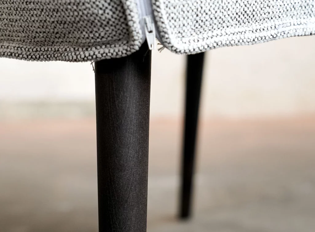 Armlehnstuhl Detailansicht der Holzbeine aus Buche