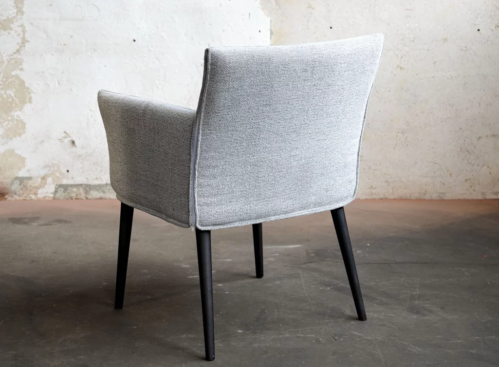 Armlehnstuhl in verschiedenen Stoffarten und Farben verfügbar