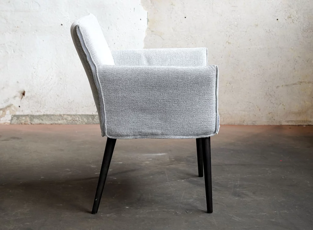 Armlehnstuhl mit einem Stoffbezug in verschiedenen Farben zur Auswahl