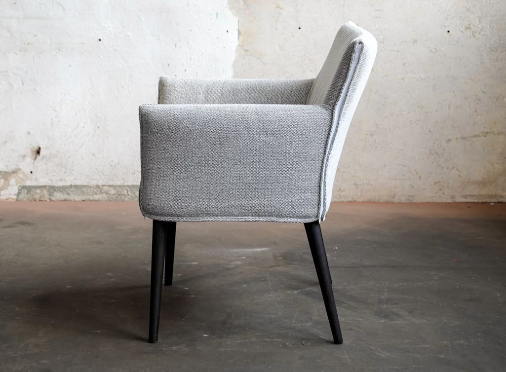 Esszimmerstuhl in einem modernen Design gefertigt