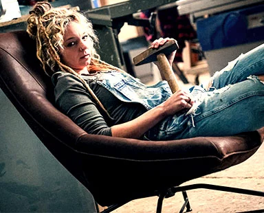 SITZMÖBEL AUS HOLZ, LEDER UND STOFF
