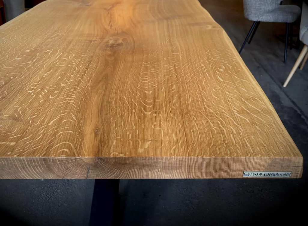 Rechte Baumkante mit natürlicher Struktur im Detail