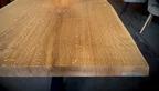 Rechte Baumkante mit natürlicher Struktur im Detail | © © 2025 Holzpiloten