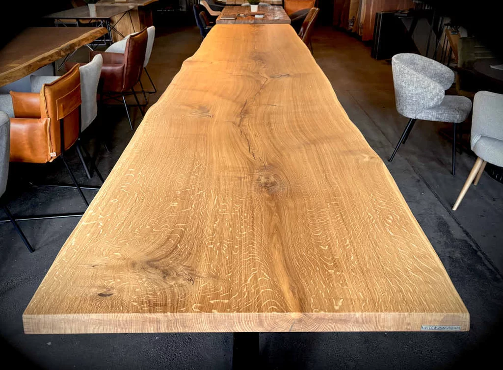 Massive Tischplatte aus Eiche mit natürlicher Baumkante, frontal fotografiert