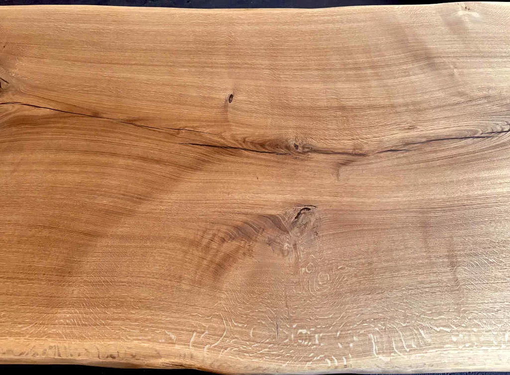 Markante Maserung der geölten Eichenoberfläche in Nahaufnahme