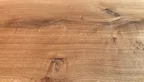 Geölte Eiche mit gespachteltem Riss – natürliche Unregelmäßigkeit im Detail | © © 2025 Holzpiloten