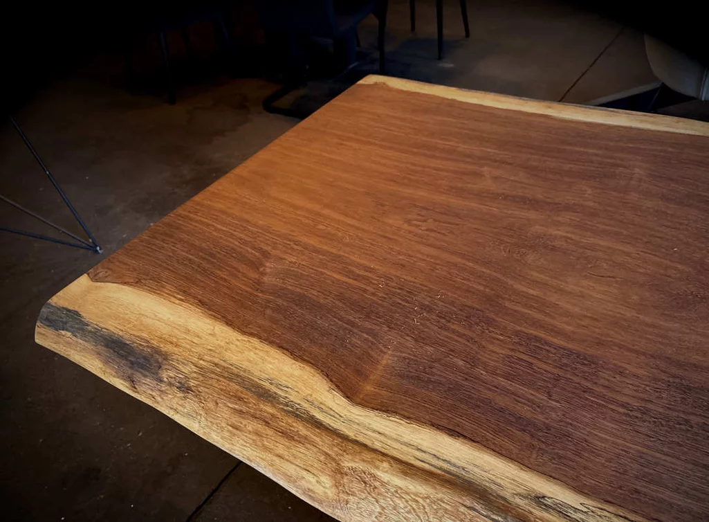 Detailaufnahme der Holzstruktur der Kambala Tischplatte mit geölter Oberfläche