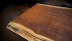 Detailaufnahme der Holzstruktur der Kambala Tischplatte mit geölter Oberfläche | © © 2025 Holzpiloten