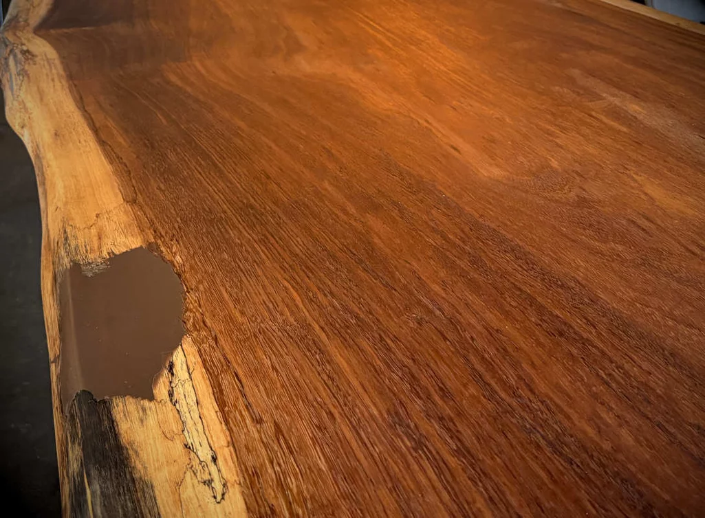 Detailaufnahme der natürlichen Baumkante der Kambala Tischplatte