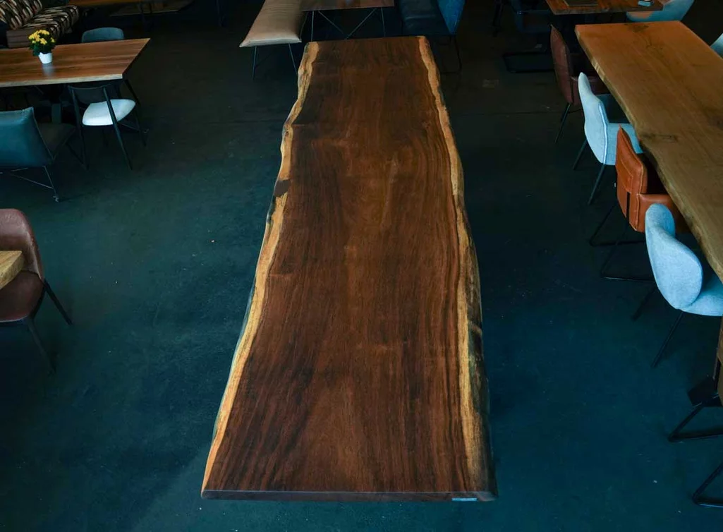 Obenansicht der Kambala Tischplatte mit natürlicher Baumkante und geölter Oberfläche