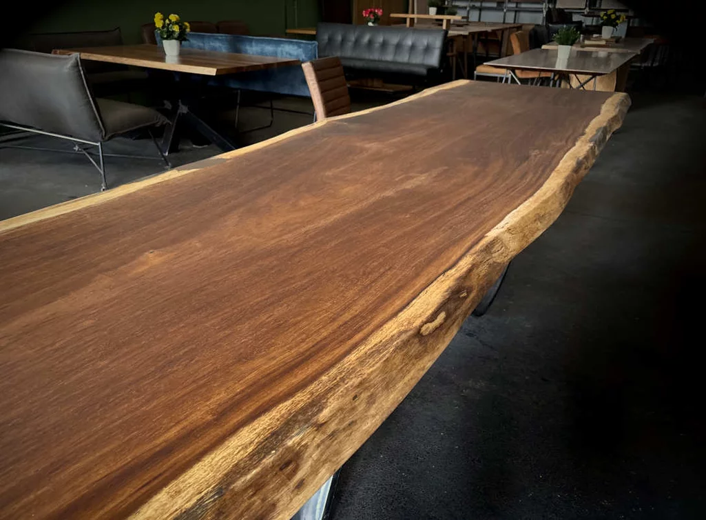 Rechte Seitenansicht der Kambala Tischplatte mit natürlicher Baumkante und geölter Oberfläche