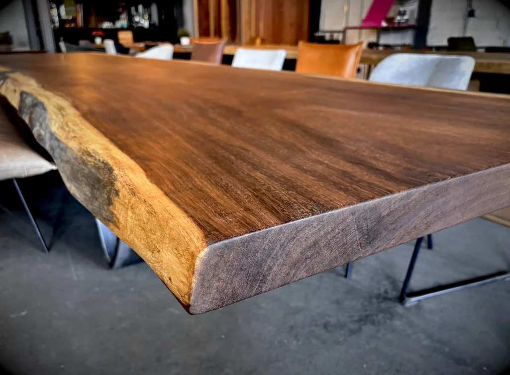 Schrägansicht der Kambala Tischplatte mit natürlicher Baumkante und geölter Oberfläche