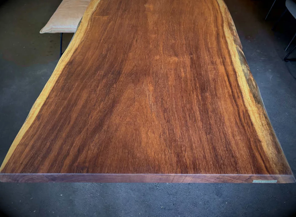 Stirnansicht der Kambala Tischplatte mit markanter Baumkante und geölter Oberfläche