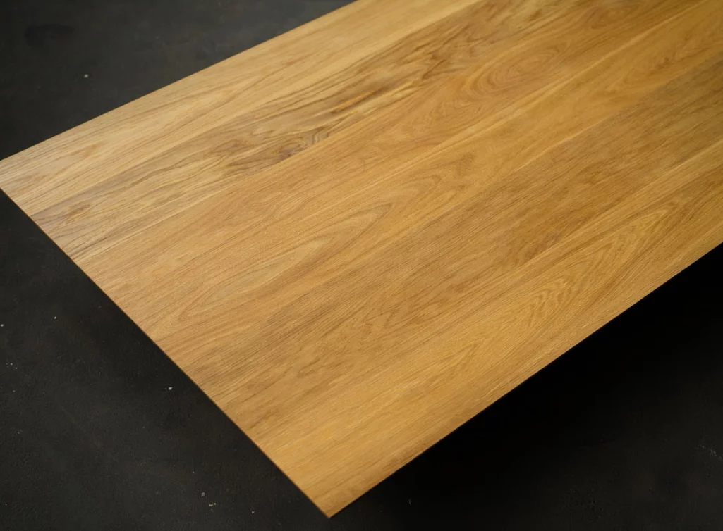 Tischplatte Vollholz in weitgehend astfreier Qualität mit Schweizer Kante