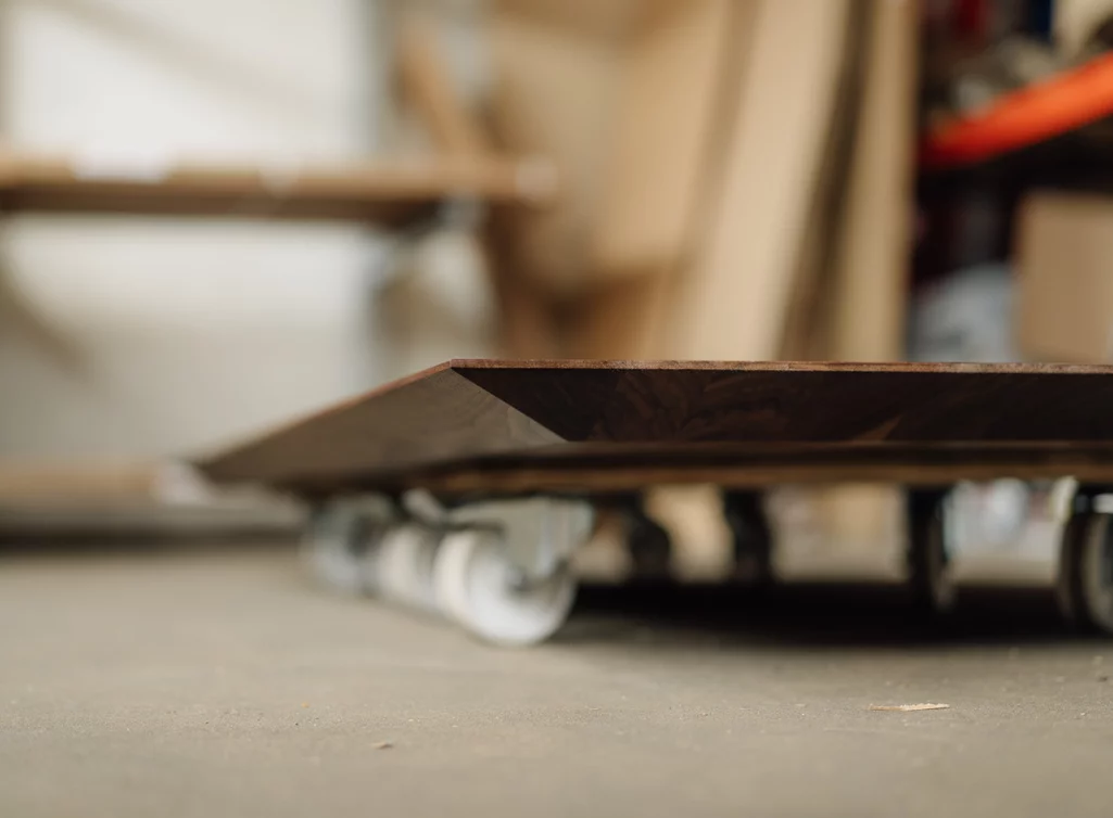 Echtholz Tischplatte aus Nussbaum Detailansicht Schweizer Kante