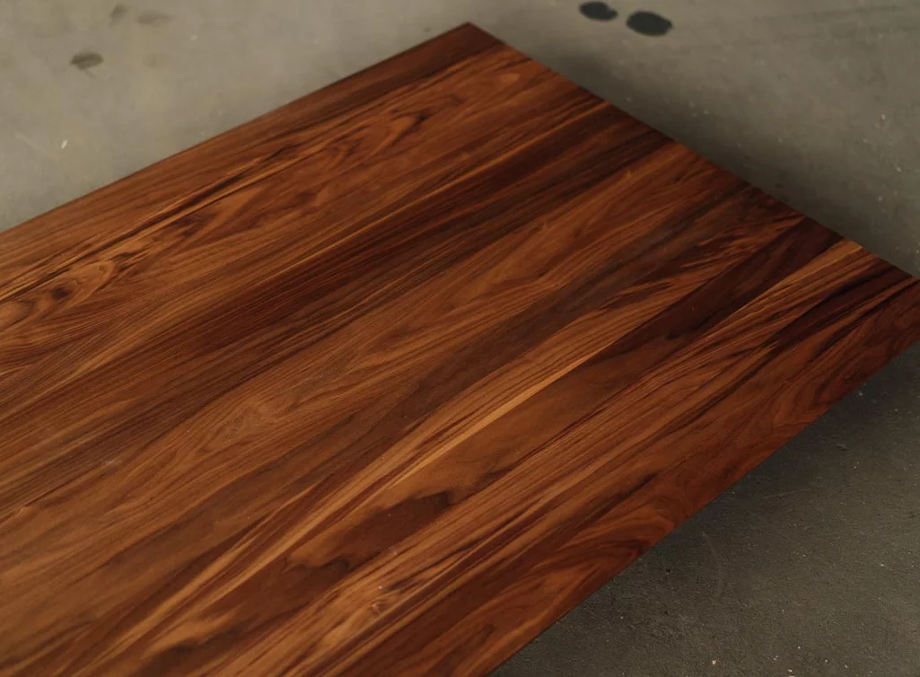 Echtholz Tischplatte Nussbaum in weitgehend astfreier Qualität