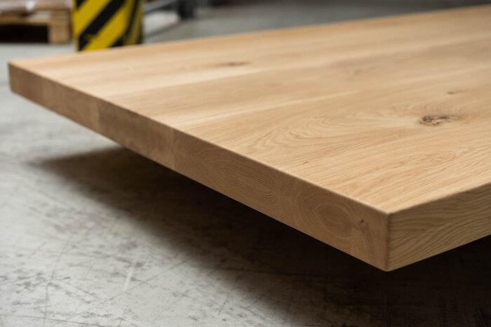 Echtholz Tischplatte aus Eiche mit charakteristischem Astanteil